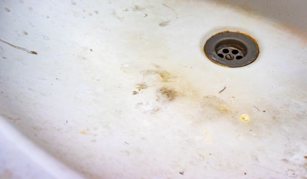 Reasons Behind Porcelain Sink Scratches
